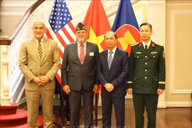 La directora de la DPAA, Kelly McKeague (extrema izquierda), junto con el embajador vietnamita en Estados Unidos, Nguyen Quoc Dung (segundo desde la derecha), en una ceremonia de entrega de reliquias de guerra en Washington. el 15 de julio de 2025. (Foto: VNA)
