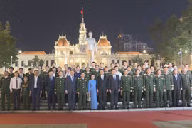 Titular del Parlamento de Vietnam asiste a programa artístico por 80 aniversario del Ejército Popular