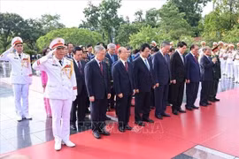 Líderes del Partido y Estado de Vietnam rinden homenaje al Presidente Ho Chi Minh, héroes y mártires. (Fuente: VNA)
