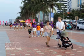 Los turistas pasean por las calles de Da Nang durante las vacaciones. Foto: VNA