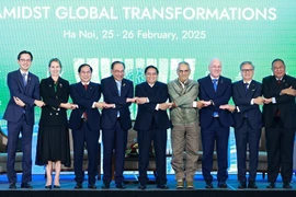 Los primeros ministros de Vietnam, Pham Minh Chinh; de Malasia, Anwar bin Ibrahim, y de Nueva Zelanda, Christopher Luxon; el presidente de Timor-Leste, José Ramos-Horta, y los jefes de delegaciones asisten a la sesión plenaria. (Foto: VNA)