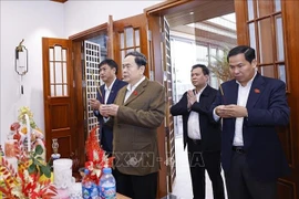 El presidente de la Asamblea Nacional de Vietnam, Tran Thanh Man, ofrece incienso en memoria del secretario general del Partido Comunista Nguyen Phu Trong. (Foto: VNA)