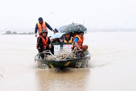 Buques especializados de la Armada son movilizados para apoyar el rescate de personas en la provincia de Khanh Hoa. Foto: VNA
