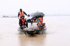 Buques especializados de la Armada son movilizados para apoyar el rescate de personas en la provincia de Khanh Hoa. Foto: VNA
