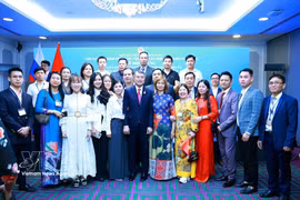El primer ministro de Vietnam, Le Minh Hung, y la comunidad vietnamita en Rusia. (Foto: VNA)