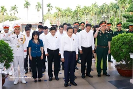 El presidente de la Asamblea Nacional de Vietnam, Tran Thanh Man, junto con una delegación, rinde homenaje en el sitio histórico nacional de Nga Ba Giong. (Foto: VNA)