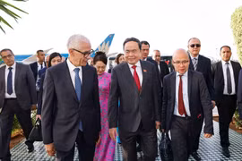 El presidente de la Cámara de Representantes de Marruecos, Rachid Talbi Alami, recibe al presidente la Asamblea Nacional de Vietnam, Tran Thanh Man, y su esposa en el aeropuerto de Rabat-Salé. (Fuente: VNA)