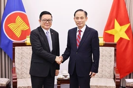 El ministro de Relaciones Exteriores de Vietnam, Le Hoai Trung, recibe en Hanoi al secretario general de la ASEAN, Kao Kim Hourn. (Foto: VNA)