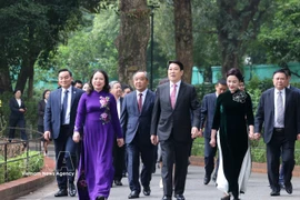 El presidente Luong Cuong, la vicepresidenta Vo Thi Anh Xuan y los delegados en el sitio conmemorativo del Presidente Ho Chi Minh dentro del Palacio Presidencial. (Foto: VNA)