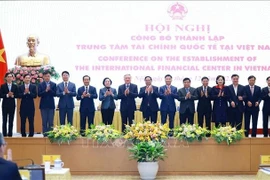 El primer ministro Pham Minh Chinh y miembros del Consejo Ejecutivo del Centro Financiero Internacional y de la Oficina Ejecutiva del Centro en Ciudad Ho Chi Minh y Da Nang. Foto: VNA