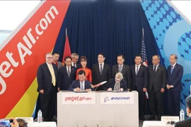 El presidente de Vietnam, Luong Cuong, presencia la firma del acuerdo de entrega del primer Boeing 737-8 entre Boeing Corporation y Vietjet Air. (Fuente: VNA)