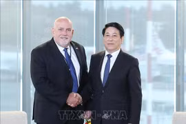 El presidente de Vietnam, Luong Cuong, y Ron Vachris, presidente y director ejecutivo de Costco Wholesale. (Fuente: VNA)
