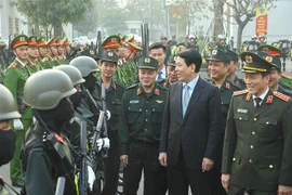 El presidente de Vietnam, Luong Cuong, visita y felicita a los oficiales y soldados del Comando de la Policía Móvil con motivo del Tet