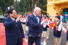 El primer ministro de Vietnam, Pham Minh Chinh, y su homólogo neozelandés, Christopher Luxon, con los estudiantes de Hanoi. (Fuente: VNA)