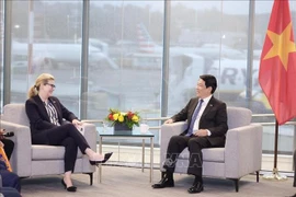 El presidente de Vietnam, Luong Cuong, y Stephanie Pope, presidenta y directora ejecutiva de Boeing Commercial Airplanes. (Fuente: VNA)