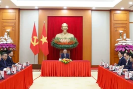 El secretario general del Partido Comunista de Vietnam, To Lam, sostiene una conversación telefónica con el presidente de Corea del Sur, Lee Jae Myung. (Foto: VNA)