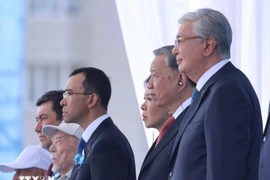 El secretario general del Partido Comunista de Vietnam, To Lam, y el presidente de Kazajistán, Kassym-Jomart Tokayev, asisten al desfile militar. (Fuente: VNA)