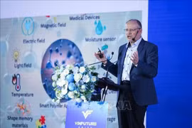 Kurt Kremer, del Instituto Max Planck para la Investigación de Polímeros (Alemania), presenta el tema "Materiales blandos para aplicaciones robóticas". Foto: VNA
