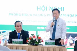El vicepresidente del Comité Central de la Cruz Roja de Vietnam, Vu Thanh Luu, y el jefe del Departamento de Trabajo Social y Gestión de Desastres, Tran Si Pha, presiden la conferencia. Foto: VNA