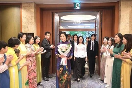 Las mujeres vietnamitas casadas en Corea del Sur dan la bienvenida a Ngo Phuong Ly, esposa del secretario general del Partido Comunista de Vietnam, To Lam. (Foto: VNA)
