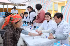 Se han ampliado los servicios sociales básicos, como la atención médica, la educación, el agua potable y la información, para satisfacer las necesidades de la población rural, especialmente de las minorías étnicas. (Foto: Vietnam+)