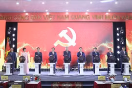 El secretario general del Partido Comunista de Vietnam, To Lam, y los delegados realizaron la ceremonia de lanzamiento de la página informativa del XIV Congreso Nacional del Partido. (Fuente: VNA)