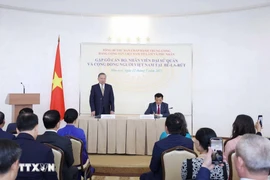 El secretario general del Partido Comunista de Vietnam (PCV), To Lam, se reúne con los funcionarios de la Embajada de Hanoi en Minsk y la comunidad vietnamita en el país. (Fuente: VNA)
