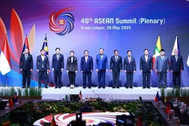 El primer ministro de Vietnam, Pham Minh Chinh, y líderes de los países de la ASEAN y Timor Leste participan en la sesión plenaria de la 46 Cumbre de la ASEAN. (Fuente: VNA)