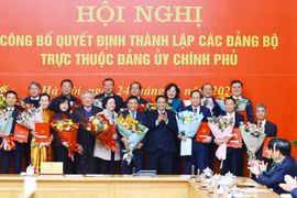 El primer ministro Pham Minh Chinh entrega decisiones a los Comités del Partido dependientes a la instancia partidista del Gobierno. (Fuente: VNA)