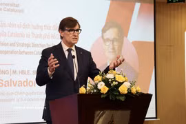 Salvador Illa i Roca, presidente de la Generalitat de Cataluña (España), interviene en la conferencia. Foto: VNA