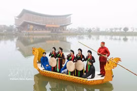 Cantantes de Quan Ho interactúan con el público en un barco. Foto: VNA