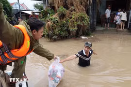 La Policía de la provincia de Dak Lak suministra alimentos a las personas en las zonas profundamente inundadas a lo largo del río Banh Lai. (Foto: VNA)