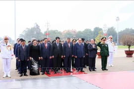 Líderes del Partido y Estado rinden homenaje al Presidente Ho Chi Minh con motivo del Tet. (Fuente: VNA)