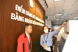 Las personas se registran para exámenes y tratamientos médicos a través del reconocimiento facial en el Hospital General Saint Paul de Hanoi. (Foto: Vietnam+)