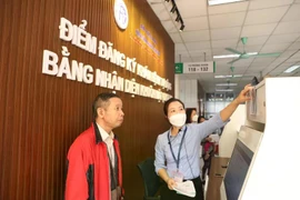 Las personas se registran para exámenes y tratamientos médicos a través del reconocimiento facial en el Hospital General Saint Paul de Hanoi. (Foto: Vietnam+)