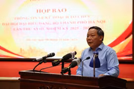 El subsecretario del Comité municipal del Partido Nguyen Van Phong, habla en la rueda de prensa. (Foto: VNA)