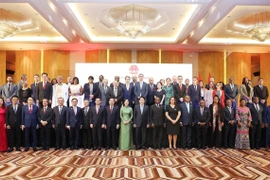 El presidente Luong Cuong, su esposa y los delegados asisten al acto conmemorativo. (Fuente: VNA)