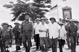 El presidente cubano Fidel Castro y el primer ministro Pham Van Dong visitan la localidad de Dong Ha en 1973. (Foto: Archivo de la VNA)