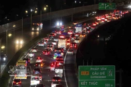 Vehículos circulando lentamente al final de la autopista Phap Van - Cau Gie en dirección al centro de Hanoi la noche del 21 de febrero. Foto: VNA