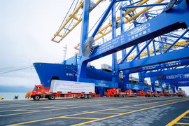 Carga y descarga de mercancías de exportación en el puerto de Lach Huyen (ciudad de Hai Phong). (Foto: hanoimoi)