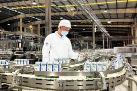 Línea de producción moderna hacia la producción verde y sostenible de Vinamilk. (Foto: hanoimoi.vn)