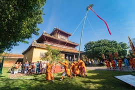 En la antigua capital de Hue, el Tet (Año Nuevo Lunar) comienza con el ritual de erigir el arbol Neu de Año Nuevo, siguiendo las ceremonias tradicionales de la dinastía Nguyen. (Foto: Vietnam+)