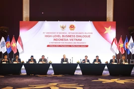 El secretario general del Partido Comunista de Vietnam (PCV), To Lam, y los delegados asisten al Diálogo de Negocios Vietnam-Indonesia. (Fuente: VNA)