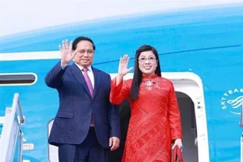 El primer ministro de Vietnam, Pham Minh Chinh, y su esposa parten de Hanoi para visitar Polonia, República Checa y asistir a FEM. (Fuente: VNA)