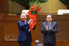 El presidente de la Asamblea Nacional, Tran Thanh Man, entrega flores para felicitar al secretario general y presidente To Lam. (Foto: VNA)