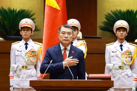 El primer ministro Le Minh Hung toma juramento. (Foto: VNA)