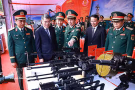 El primer ministro Le Minh Hung visita una exposición de iniciativas de innovación tecnológica de la Región Militar 4. Foto: VNA