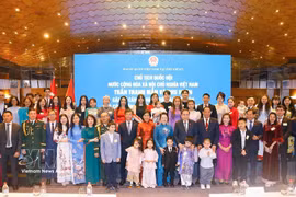 El presidente de la Asamblea Nacional, Tran Thanh Man, junto con su esposa y representantes de la comunidad vietnamita en Turquía. (Foto: VNA)
