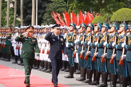 El general Nguyen Tan Cuong, jefe del Estado Mayor General del Ejército Popular de Vietnam y viceministro de Defensa, y el general Uchikura Hiroaki, jefe del Estado Mayor Conjunto de Japón, pasan de revista al guardia de honor. (Foto: VNA)