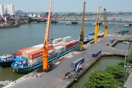 Transporte de mercancías de importación y exportación en el puerto de Dong Nai. (Fuente: baodongnai.com.vn)